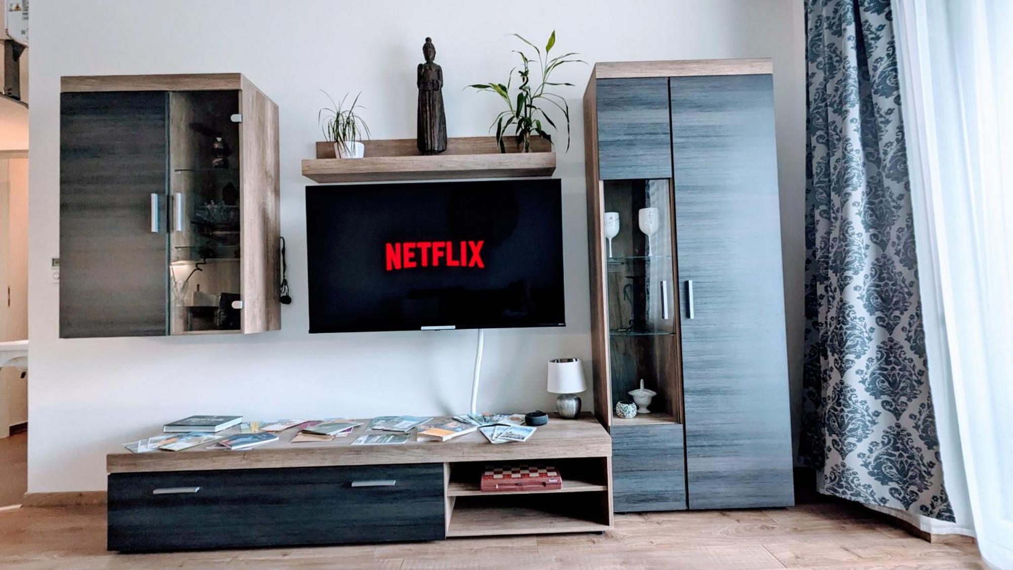 E2 Luxury Oldtown Apt - 2X Parking, Foodstore, Pcscreen, Netflix, Unlimited Music, Crib, Babychair, Fastwifi, Aircon Košice Esterno foto