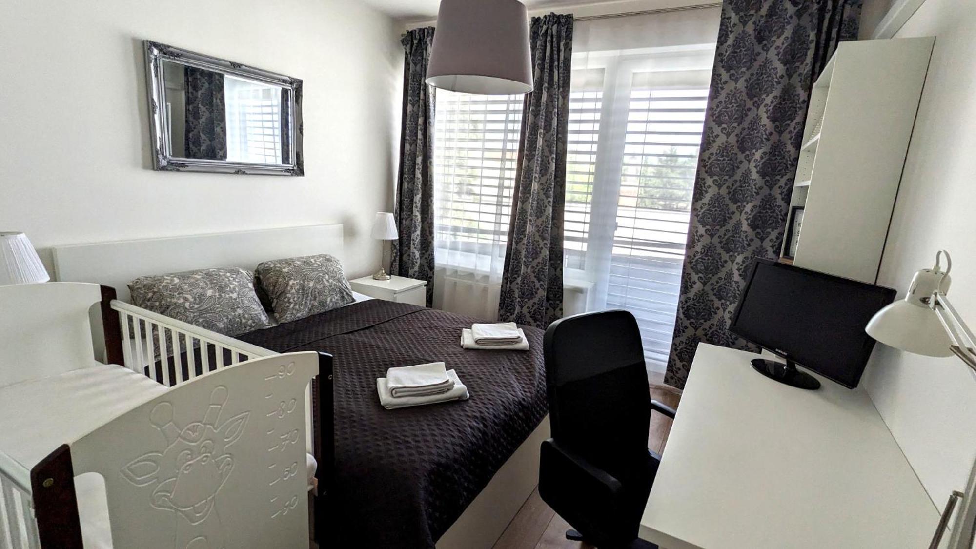 E2 Luxury Oldtown Apt - 2X Parking, Foodstore, Pcscreen, Netflix, Unlimited Music, Crib, Babychair, Fastwifi, Aircon Košice Esterno foto